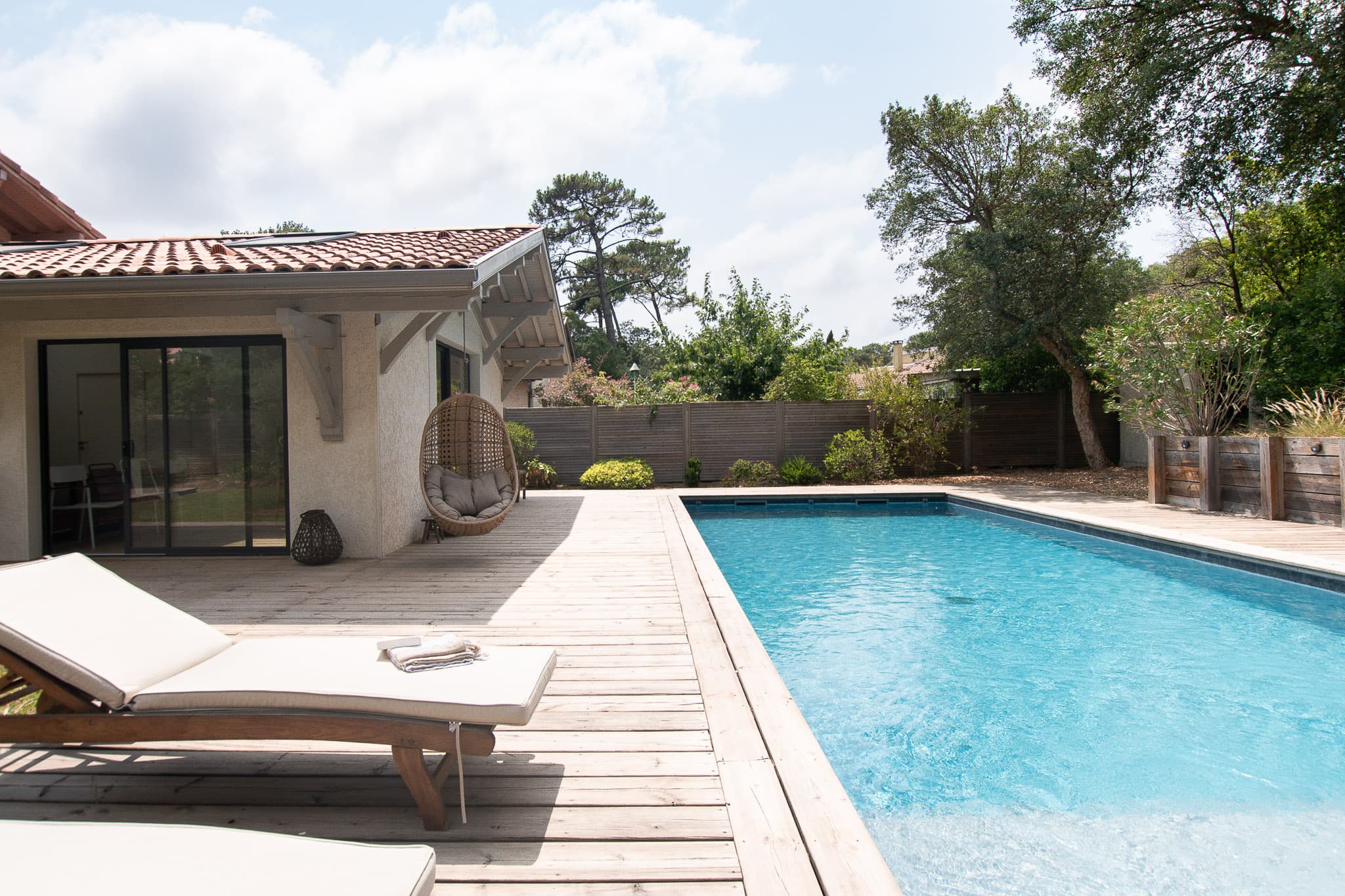 The pool and terrace — La Gemmerie